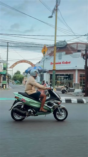 BADAS MOTOR on Instagram: "BISMILLAH FOR SALE Gilera VXR Runner 200 Rare!! Gilera VXR Runner 200, motor matic premium dengan performa dan desain sporty khas Eropa. Cocok untuk Anda yang mencari skuter bertenaga untuk harian maupun touring singkat! Kondisi Motor: * Mesin sehat walafiat, tarikan responsif khas 200cc. * Body mulus terawat, minim baret. * Kelistrikan normal semua (lampu-lampu, klakson, starter tokcer). * Ban depan-belakang tebal, siap diajak melibas jalanan. * Perawatan rutin selalu