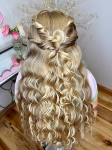 Easy half up updo turorial! Everything we used is linked here: https://liketk.it/5lLI0 (affiliate) Loving this half up updo! It's simple and takes less than ten minutes! 🙌🏻 Perfect for back to school dances and fall weddings! #updo #hairstyle #hair #hairtutorial #wavyhair #longhair #hairinspo #hairideas #girlmom #weddinghair #halfuphalfdown #motherdaughter #hotd | Paisley’s Petals