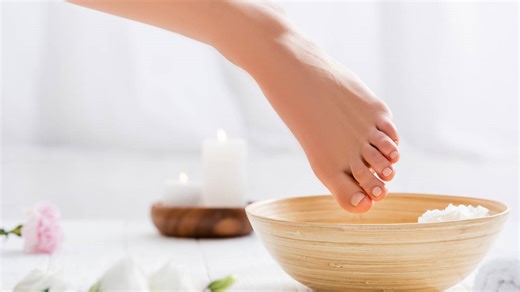 Lavar os pés com sal e bicarbonato: por que fazer e quais os benefícios