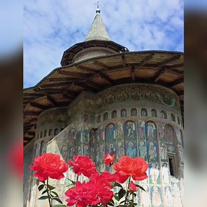 Gran Tour della Romania dal 28 giugno al 9 luglio 2023 📸🌲🇷🇴 Un particolare ringraziamento va alla nostra viaggiatrice Alessia per aver condiviso con noi le sue simpatiche poesie dedicate al nostro tour Romania 😃 Da regina abbiamo mangiato e lei si comportava come una viceregina. Con delle forme cubitali si riescono a vedere le capitali. Tra una chiacchiera e l’altra si trova una bandiera. A Bucarest la receptionist era simpatica. Con un fare avvocatesco si può osservare il patrimonio dell’U