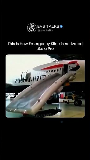 This Is How an Airplane Emergency Slide Is Activated Like a PRO 😳✈️🔥