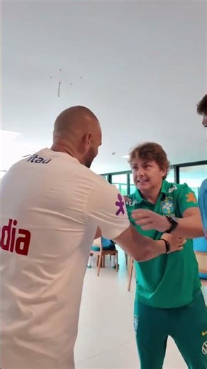 Com direito a abraço de Neymar e Ancelotti, atletas da Seleção iniciam preparação Veja!