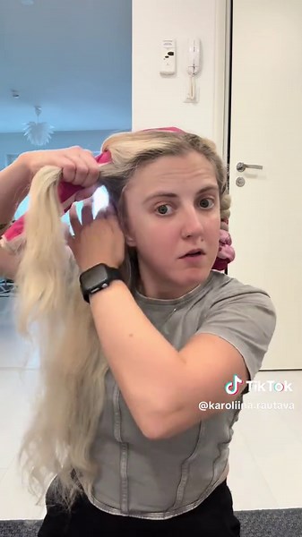 Kiharat tyynynpäällisellä – kyllä, luit oikein 😄 Tää hauska ja helppo lämmötön kiharatyyli syntyy ihan pelkällä tyynynpäällisellä! 🌙 Yöksi hiuksiin, aamulla kiharat valmiina! 🛍️ Tuotelista: •@Hairlust® Split Fix Leave-In Conditioner •@IDA WARG Beauty Repair Hair Serum #tyynynpäälliskiharat #lämmötönkihara #heatlesscurls #hiustutorial #hairtok #longhairstyles #pitkättukat #kauneusrutiini #kiharatyyli #haircarefavorites #pehmeätkiharat #hairtransformation #heatlesscurls #curlyhairtutorial #hius