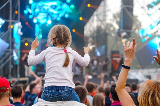 À partir de quel âge peut-on emmener son enfant à un concert ou à un festival ? - Psychologies.com