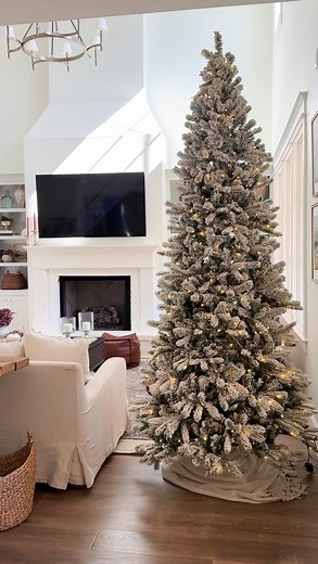 Early for some, but I’m declaring November my slow holiday prep month so December can feel like rest, not rush. The tree is officially up, and I’ll be slowly and intentionally adding more Christmas decor as the month goes on.🎄 You know I love a flocked, snowy Christmas tree ❄️ and after the FB Marketplace tree I’ve used the past few years lost all its lights, I was thrilled to partner with @kingofchristmas for this stunning 9’ King Flocked Slim Tree #gifted #ad. This is the first flocked tree I