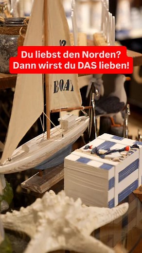 Maritime Deko-Liebe für dein Zuhause! ⚓🌊 Bei uns findest du alles, was echtes Küstenfeeling versprüht: Leuchttürme, Segelboote, Anker, Laternen, kleine Mitbringsel und jede Menge maritimer Charme. Perfekt zum Verschenken oder für dein eigenes Zuhause. Ob Urlaubserinnerung oder einfach Liebe zum Norden!❤️ Schau vorbei und hol dir ein Stück Küste nach Hause! #kaufhausstolz #daskaufhausimnorden #sogutgehtgünstig #schleswigholstein #mv #ostsee #nordsee | Kaufhaus STOLZ