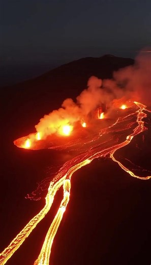 🌋 overnight eruption at piton de la fournaise on réunion island. satellites detected a sharp thermal spike as lava fountains lit up the caldera. higher bursts, thicker ash glow, and a deep rolling rumble through the night. this volcano erupts often but it never loses its power. did you see the glow? #PitonDeLaFournaise #Reunion #Volcano #Eruption #IndianOcean #Breaking | Joemar Sombero