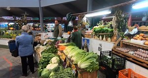 24K views · 165 reactions | Hoy estamos en el Mercado Municipal de la Localidad de Andújar en la provincia de Jaén, con Juan Antonio quien nos habla de las mejores frutas, verduras, buenos pescados y también de todos esos buenos complementos indispensables como puede ser el pan. Reportaje de Cometelo. #españa #andalucía #jaén #andujar | QuedateEnAndalucia | Facebook