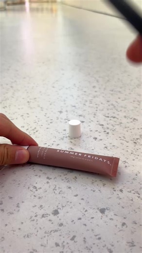 Does your gloss disappear every time you need it? Clip it with this keychain 💄💖 #lipglosskeychain #glosssecure #musthaveaccessory #shoppingfinds #fashionforward