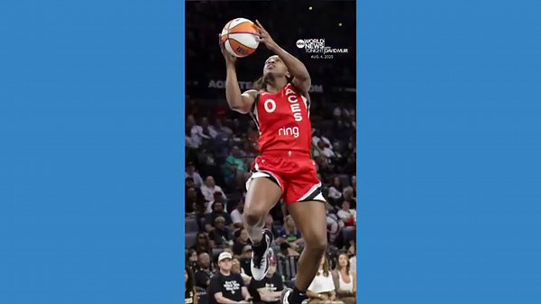 Baby takes 1st steps during WNBA’s Las Vegas Aces halftime crawling race