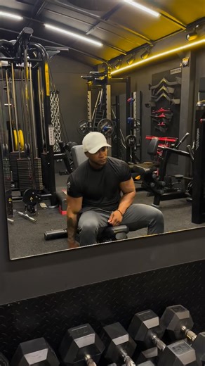 Tu sigue trabajando en lo tuyo!. 😍 Hoy acompañado de la mejor comodidad @clotheskaos #fitness #bodybuilding #classicphysique #culturismo #npc #fisicoculturismo #gym #fitnessmotivation #disciplina #dedication | Aaron Moises Fit