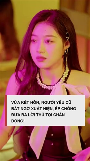 VỪA KẾT HÔN, NGƯỜI YÊU CŨ BẤT NGỜ XUẤT HIỆN, ÉP CHỒNG ĐƯA RA LỜI THÚ TỘI CHẤN ĐỘNG! Vừa mới yên bề gia thất, Phạm Thanh đã phải đối mặt với Lê Lê, người con gái từ quá khứ chất vấn sự thay đổi của anh. Dù đã kết hôn, Phạm Thanh vẫn phải thú nhận rằng anh trốn tránh vì sợ mất kiểm soát khi ở cạnh cô. Tuyệt vọng và không muốn buông bỏ, Lê Lê bất ngờ đề nghị một điều kiện gây sốc, đẩy Phạm Thanh vào tình thế vô cùng khó xử. #vdrama #phim #phimngan #phimtrungquoc #reviewphim #reviewphimhay #reviewph