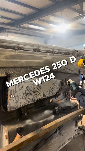 The Mercedes-Benz 250D (W124) like all W124s came from the factory with a thick bitumen-based underbody coating. While this underseal protected the car when new, after decades it often becomes brittle, cracks, and traps moisture. This not only hides corrosion but also makes proper restoration more difficult. Sandblasting alone is not effective on the W124’s underbody because the bitumen absorbs the blasting media rather than breaking away. To expose the bare metal properly, the old coating must 