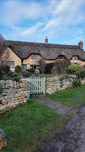 A dreamy corner of the English countryside. 🍂🍃 📸 Full video : https://m.youtube.com/watch?v=MiwDJhfD_Os 📌Save for your village walk to visit in England 🏴󠁧󠁢󠁥󠁮󠁧󠁿 #visitengland #escape #englishcountryside #countrysideliving #winter #slowlifestyle #simpleliving #cottage #countrylife #SlowLiving #countrysidelife #cotswolds #countryliving #beautifuldestinations #villagelife | The Beauty Of England