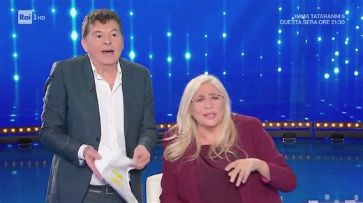 Teo Mammucari su Peppe Iodice a Domenica in: «Abbiamo ospiti più importanti. Tre minuti e caccialo via. Ho visto il film: è imbarazzante, non fa ridere» Video | Mediaset Infinity