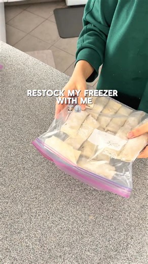 Noor on Instagram: "Restocking my freezer with freezer friendly items!👩🏻‍🍳⏲️ Shape, Store in Ziplock bags & Freeze for up to 2 months!🗓️🙌🏻 Here's everything I made: -Shami kebabs (Beef & Lentil Kebabs) We love making sandwiches and mini burgers with these for breakfast. Really good source of iron & protein for kids! -Chicken Broth So handy for soups! Homemade broth always tastes the best!🙌🏻 -Potato and Chicken kebabs Kids friendly and simply delicious! Use leftover shredded chicken from