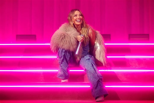 Hilary Duff performed her first live concert in 18 years and millennials are feeling the high