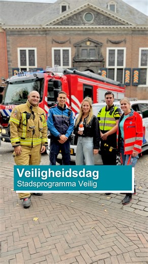 Samen werken aan veiligheid. Dat was het thema van de Veiligheidsdag dit jaar. Want veiligheid maken we samen: de gemeente, hulpverleners, ondernemers en jij als inwoner van Vlaardingen! Het thema kwam op verschillende manieren aan bod. Zo leerden inwoners hoe ze verdachte signalen kunnen herkennen, hoe ze hun kinderen online weerbaar maken en hoe ze zichzelf drie dagen kunnen redden bij een crisis. De Veiligheidsdag benadrukte hoe belangrijk en divers veiligheid is en hoe noodzakelijk het is da