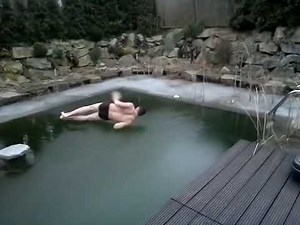 Ruso se tira a piscina congelada