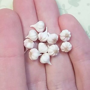 Miniature garlic 👐 Made of polymer clay. Use twine and dry pastels for painting. | Sweetminidollhouse