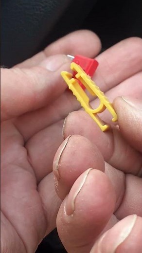 How to Remove a Blown Car Fuse