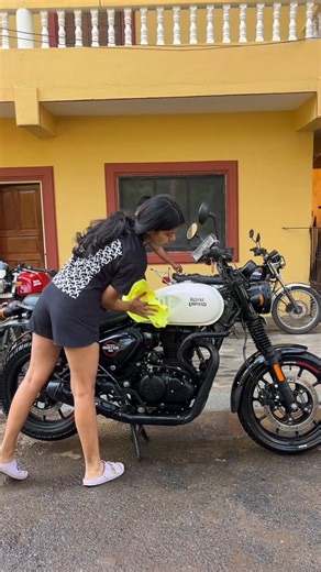 Flexcia D'souza | Goa | Travel on Instagram: "Bath time 🚿 [Royal Enfield, Hunter 350, Goa, bike wash, motorcycle, moto girlie, girls who ride, motorcycle wash day, Sunday, weekend therapy] j"