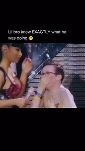 😂 This moment shows Nicki Minaj on stage with a young fan who looks completely starstruck. She leans in close while holding the microphone, and his reaction is pure disbelief, almost like he can’t process what’s happening in front of him. The boy’s wide eyes and the way he clutches his chest highlight just how overwhelming and emotional it must have felt to be standing next to one of the biggest stars in the world. It’s a raw, genuine reaction that makes the moment so memorable. Scenes like thi