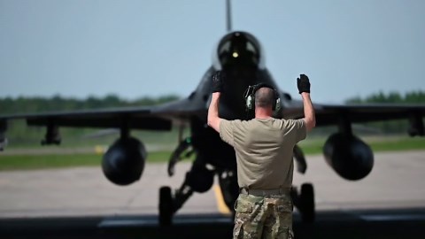 Le F-16 Falcon Jet : un avion de combat supersonique vu de près