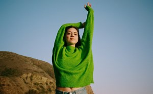 Lizzy McAlpine’s Big Year: The Viral Singer Details The Biggest Moments Behind Her Fast-Rising Career | GRAMMY.com