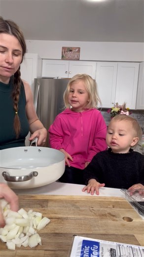 928K views · 35K reactions | We help mommy make delicious breakfast | CookingwithSammy | Facebook