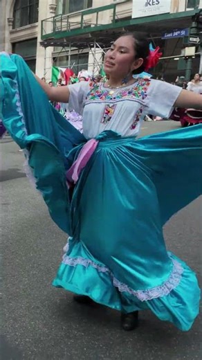 🗽🇲🇽 💃Mexican Folk Dancing Takes Over NYC Streets #shorts #mexicandayparade #streetdancing #nyclife