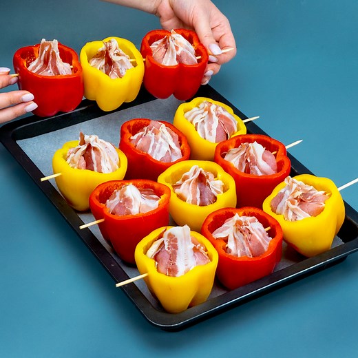 108K views · 260 reactions | Personne ne devinera comment vous avez cuit la viande ! Simple et délicieux ! Ingredientes: poivron jaune: 6 pc poivron rouge: 6 pc lard: 200 g côte de porc: 1.2 kg sel: 10 g poivre noir: 8 g moutarde: 100 g fromage à pâte pressée: 200 g cornichons marinés: 4 pc | Savoureux.tv | Facebook