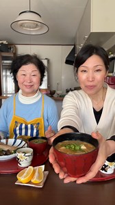 Ogni famiglia giapponese ha la sua ricetta della zuppa di Miso, e oggi vi mostriamo quella di Mamma🇯🇵 Guardate il video fino alla fine per scoprire il suo tocco speciale e il nostro pranzo del giorno! 🍚🥢 Avete mai provato a farla a casa? Raccontatecelo nei commenti!👇 | Coco Japan