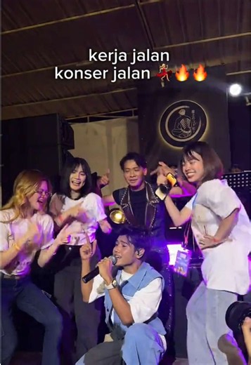 POV: kerja di kantor green flag💚 Kerjaan lancar, ngonser ikutan lancar💃 Seru banget bisa kerja sambil ikut menikmati keseruan konser bareng para bintang!🥳 #Maryame #Konser #ResonansiDuaHati #RobiDA7 #ValenDA7