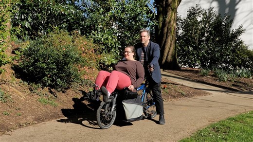 Anna, non-voyante, circule en sécurité avec son mari grâce à un vélo tandem