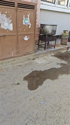 अलर्ट: एक साथ इतने सारे गैस सिलेंडर मुख्य मंदिर के जाने वाले रास्ते पर खुले में रखना सुरक्षा की दृष्टि से कई सवाल खड़ा करता है...! #खाटूश्याम जी | Dainik Dastak Live