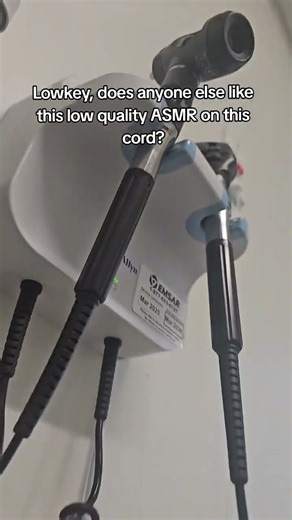 Low quality cord ASMR. Why do I love this so much though 😍🤏