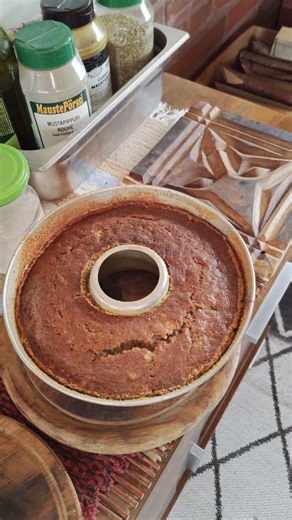 Banaanikakku uunista ulos.
