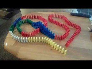 Domino Steine bauen sich und fallen um