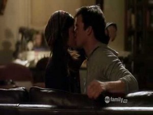 Pretty Little Liars - Aria and Ezra awkward make-out - 01x17