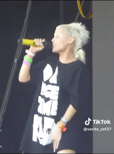 Die Antwoord & Yolandi Visser Live Stage Moment