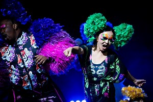 „Sofort nach dem Finale springt der komplette Saal auf, es gibt ohrenbetäubenden Jubel“ (HAZ) Falls ihr „Turning Turandot“ noch nicht gesehen habt: Hurry up! Das Stück steht bis Mitte Dezember nur noch fünfmal auf unserem Spielplan. Mit „Turning Turandot“ haben Regisseurin Olivia Hyunsin Kim und ihr Team einen Klassiker des Opernkanons mit kritischem Blick durchleuchtet, gedreht und gewendet. Ihr Musiktheater legt den Exotismus und Sexismus offen, der in Puccinis „Turandot“ steckt, und zeigt, wi