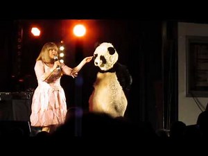 MVI 4008 14 juillet 2013 : Roncq : Chantal Goya : Pandi Panda