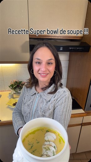 Tania Cadeddu on Instagram: "Ce soir, je n’ai qu’une envie : regarder le SuperBowl, et j’espère que l’amour gagne sur tout, comme le dit @badbunnypr ♥️ Parfois, il suffit juste d’une idée, d’une émotion… ou d’un bowl de soupe !! La Recette : Une pomme de terre, un oignon, une gousse d’ail, une carotte, du céleri, et du poireau. Le tout coupé en brunoise. On fait suer l’oignon et l’ail dans un peu de beurre. On ajoute ensuite la carotte, le céleri, le poireau, et les épices que vous avez à la mai