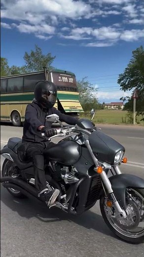 Suzuki Boulevard m109r riding