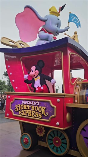 🦊🐰 Celebrate Disney Zootopia Day 🚔 🚂 Mickey's Storybook Express All aboard for a train-themed parade that's loaded with fantasy, fun and music-led by Mickey Mouse himself! 📌 Shanghai Disneyland (上海迪士尼乐园) #pov #disneyfan #disneytrip #disneytiktok #disneyadult #disneyvacation #disneyparks #themepark #foryou #distok #disneyparks #disneyfood #fun #trending #viral #explorepage #funny #fyp #disneyland #kids #magickingdom #上海迪士尼度假区 #shanghaidisneyland #上海 #shanghai #douyin #china #park #funpark #t