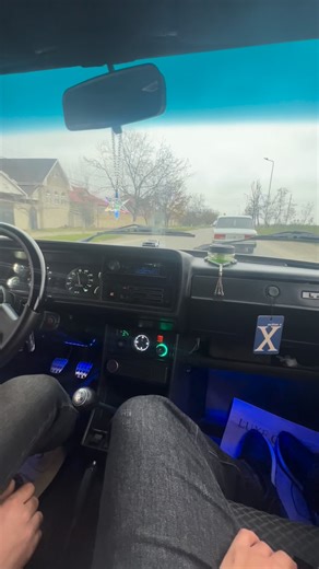 Selim_o27 on Instagram: "🤍 #aparatura #vaz2107 #27bm507 #instagram #like #fyp #flowers #salon"