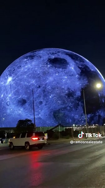 I could watch this all night! 🤩🌙 ✨ The moon was the BEST!!!#ToTheMoon #MSGShpere #MSG #lasvegastiktok #lasvegassphere #thesphere #SphereLasVegas #Sphere #SphereLasVegas #LasVegas #Fyp #Viral #Moon #vegastiktok #vegasvacation #viraltiktok #wheninvegasitiktok #Vegas
