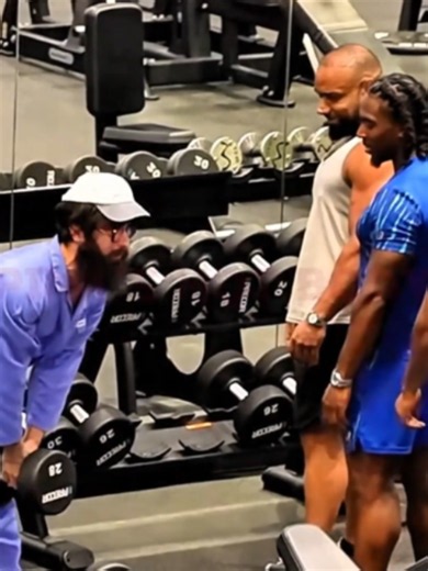 He treated their record weight like an inconvenience 🪨 #gym #prank #fitness #workout #gymtok