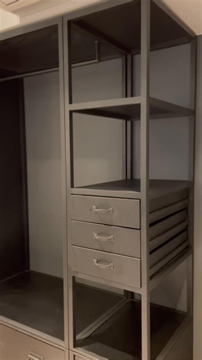 U.S Industry Style Wardrobe 🇺🇸 美式硬派風格衣櫃組 黑色系的浪漫 不必羨慕歐美電影男主角的房間 讓你在家就有ManCave男人秘密基地的氛圍 全鐵製與實木的完美結合 全客製化服務 樣式、顏色、尺寸 按照空間的需求做調整設計 不必再為了家具尺寸「不合身」而煩惱 就算是擁擠的樓梯或是電梯不夠大的問題 都交給我們來處理🦾🦾 有任何想法歡迎與我們討論 *台北天母案例 ——————————————————— 各式 家具 餐桌椅 沙發 居家擺設裝飾 歡迎現場體驗參觀 各式新品陸續上架中 BigBoyRoom 官方網站：www.bigboyroom.com.tw 品牌故事：https://reurl.cc/b9enEo 案例分享：https://reurl.cc/nDx57D 全台灣、離島皆可運送（偏遠地區請與我們確認），海外目前有運送過 香港🇭🇰、泰國🇹🇭、美國洛杉磯🇺🇸，如有其它國家及城市的需求歡迎詢問 —————————————————————- 關於我們 台北內湖實體展示空間 各式商空、住宅、店面復古風格裝飾 實際體驗可觸摸的家具產品及實木色